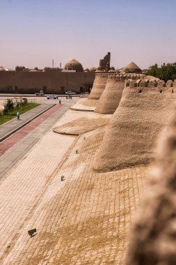 Khiva, Özbekistan - 13 Temmuz 2024: Özbekistan 'ın eski Khiva kentini çevreleyen antik çamur tuğlası duvarların dış görünüşü