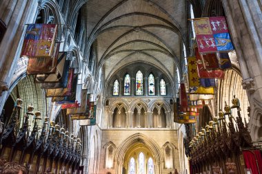 Dublin İrlanda 'daki Aziz Patricks Katedrali' nin içinde tarihi kiliseyi süsleyen renkli bayraklar ve kubbeler var.