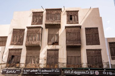 Jeddah, Suudi Arabistan - 20 Nisan 2025: Tarihi Jeddah Suudi Arabistan 'da tarihi pencere ve balkonlara sahip eski bina cephesi