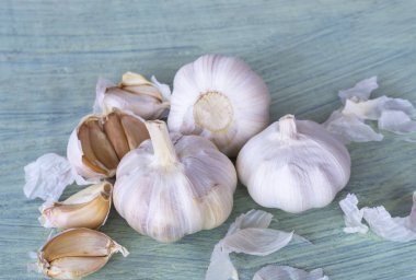 Sarımsak soğanları ve sarımsak karanfilleri eski ahşap arka planda, sarımsak birçok hastalığın riskini azaltabilir. Sağlıklı yemek olarak sınıflandırılır..