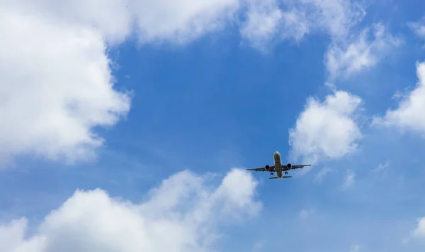 Komerční Aerolinie Létající Modré Obloze Bílých Mracích Pod Dohledem Letícího — Stock fotografie