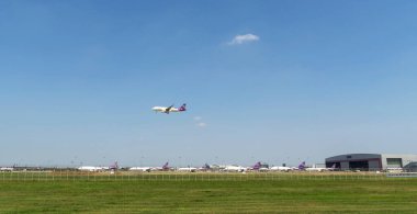 Samut Prakan, Tayland, 19 Ağustos 2023, Thai Havayolları ticari uçakları Suvarnabhumi Uluslararası Havaalanına indi.