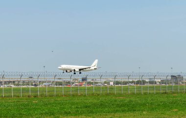 Samut Prakan, Tayland, 19 Ağustos 2023, Beyaz Uçak Suvarnabhumi Uluslararası Havaalanına iniyor.