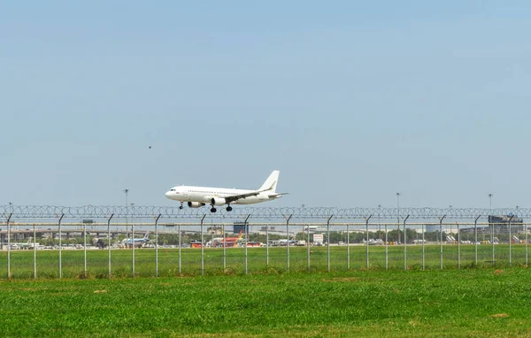 Samut Prakan Ταϊλάνδη Αυγούστου 2023 White Airplane Προσγειώνεται Στο Διεθνές — Φωτογραφία Αρχείου