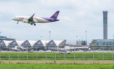 Samut Prakan, Tayland: 27 Ağustos 2023: Thai Airways şirketinin ticari uçağı Thai Smile Airways şirketi Suvarnabhumi International Airport 'a indi.