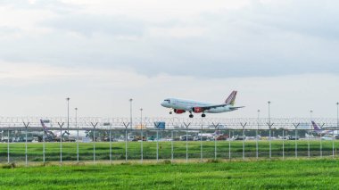 Samut Prakan, Tayland: 28 Ağustos 2023: Vietjet Air uçağı Suvarnabhumi Uluslararası Havaalanına iniyor.