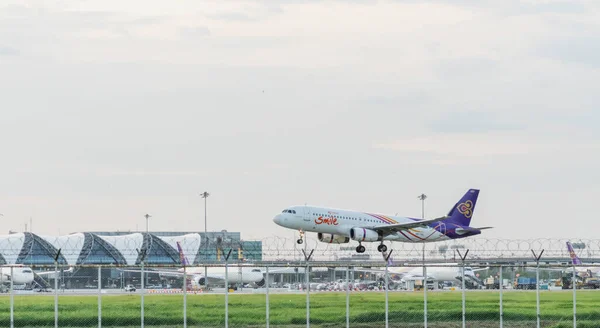 Samut Prakan Thajsko Srpna 2023 Thajské Aerolinky Přistávají Ranveji Mezinárodním — Stock fotografie