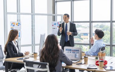 Orta yaşlı iş adamlarının kadın ve erkek ortaklarla bilgisayar kullanarak iş yapma konusunda yaptıkları seçici görüşmeler. Arkadaş canlısı takım arkadaşları ofiste proje fikirlerini tartışıyor.