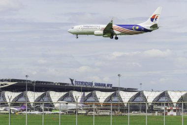 Samut Prakan, Tayland: 16 Eylül 2023: Malezya ticari havayolu şirketi Suvarnabhumi Uluslararası Havalimanı 'na mavi gökyüzü ile iniş yapıyor. -