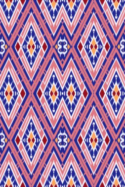 Ikat işlemeli yerel kumaş deseni, geometrik dikişsiz, kırmızı ve beyaz çizgiler, mavi arka planda çok renkli çizgiler. Tekstil, kumaş, elbise, giysi, halı, perde, ipek, duvar kağıdı ve ambalaj kağıdı tasarımı.