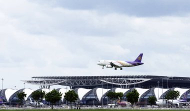 Samut Prakan Tayland: 06 Haziran 2024, Thai Airways uçağı Suvarnabhumi Uluslararası Havaalanı 'na iniş yaptı.