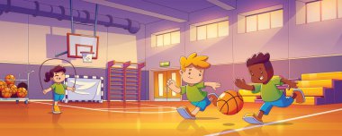 Spor giyim okulundaki çocuklar spor salonunda egzersiz yapıyorlar. Erkekler basketbol oynuyor ve topun peşinden koşuyor. Kız geniş bir spor sahasında iple atlıyor. Çizgi film çizimleri.