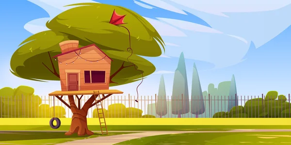 フェンスで囲まれた緑の芝生の木の家 公園や家の裏庭に子供小屋 子供のためのはしごやタイヤスイングと木製の建設夏のゲームや楽しい活動 漫画のベクトルイラスト — ストックベクタ
