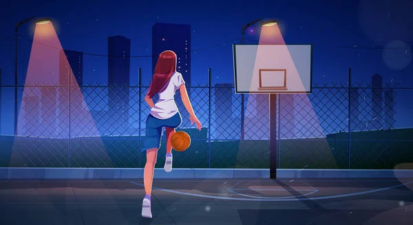 女子は夜に屋外コートでバスケットボールをする 家の庭でフェンスで囲まれたスタジアムでボールで実行されるスポーツ女性の文字をフィット フープで高校や大学のスポーツアリーナ 漫画のベクトルイラスト — ストックベクタ