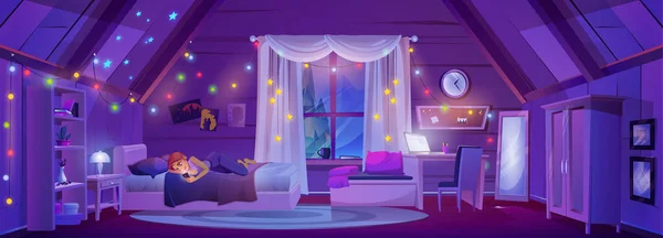 夜の屋根裏部屋の寝室のインテリアと少女のスマートフォンの漫画の背景に横たわっている ガーランドライト 学生机 鏡とベッドで暗い女の子の庭の漫画シーン窓からの森の景色 — ストックベクタ