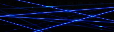 Gerçekçi neon mavi lazer ışınları siyah şeffaf arkaplanda kesişiyor. Karanlıkta parlayan parlak ışınların vektör çizimi. Banka ya da müze güvenlik sistemi sınırı. Gelecekçi uzay silahları