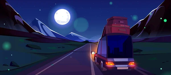 夜の高速道路の旅と山のベクトルの風景 荷物をバックビューで車の中で満月の航海で暗い漫画の背景 ボケの輝きの光で夜の冒険を運転 休暇中の自由 — ストックベクタ