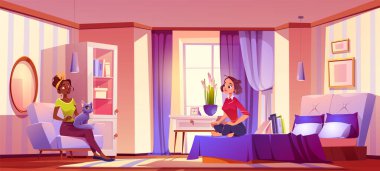 Arkadaşlar yatak odasında kedileriyle dinleniyorlar. Halı, ayna ve yataklı modern ev tasarımı. Otel dairesindeki rahat mor mobilyalar. Koltuğunda oturan Afrikalı Amerikalı kız bir kadınla konuşuyor.