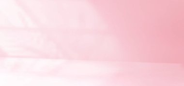 Stüdyo odasının arka planında pencere lambasıyla 3D pembe duvar. Vektör pastel soyut arkaplan ve uzay perspektifi. Gösteri odası afişi ve güneş ışığı için en düşük eğimli sahne modelleme şablonu
