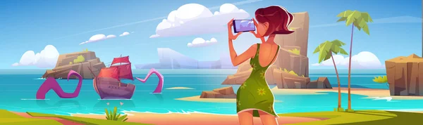 海の中で巨大なタコを攻撃する船の写真を撮る若い女性 スマートフォンを手にビーチに立つ女性キャラクターのベクトル漫画イラスト モンスター触手をつかむ船を見て — ストックベクタ