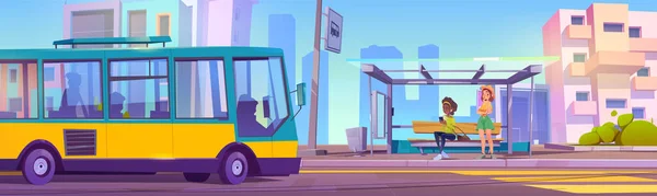 市区巴士在市区站接载乘客 病媒卡通画 女孩手持小玩意 手持木制长椅 在城市景观背景下等待公共交通 — 图库矢量图片