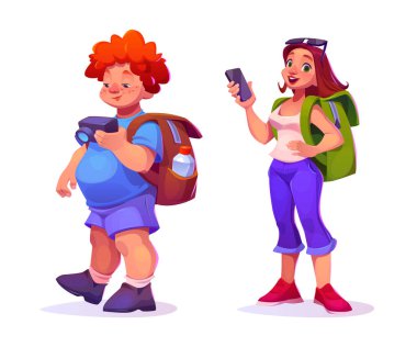 Beyaz arka planda izole edilmiş kadın ve erkek turist karakterleri. Sırt çantası ve kamerası olan genç bir adamın vektör çizimi. Sırt çantası ve akıllı telefonu olan heyecanlı genç bir kadın.