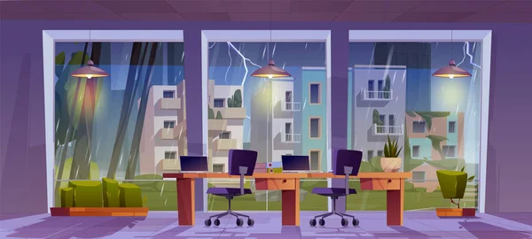 雨の日に会社のオフィスのインテリア 大きな窓 机の上のラップトップ ランプ付きの部屋のベクトル漫画のイラスト 曇り空の雷と雷雨 シティビルビュー — ストックベクタ