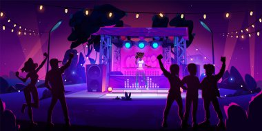 İnsanlar gece parkında müzik festivali sahnesinin yakınında toplanıyor. Müzisyen ve dans grubuyla Summer City caddesinde açık hava halk partisi gösterisi. Sahne ışığı ve çelenk lambası festivalin dışında.