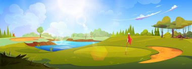 Golf sahası yeşil manzara arka planı. Yaz kulübünde kum ve nehir suyuyla bayrak. Spor panoramik yeşillik bayrağı için golf sahası tepesi Ağaç doğası ve mavi gökyüzünde parlayan güneş.