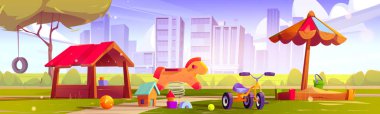 Şehir parkındaki çocuklar için güneşli bir oyun alanı. Sallanan at, ahşap kulübe, şemsiye altında kum havuzu, yerde oyuncaklar, üç tekerlekli bisiklet, ufukta modern şehir manzarası olan yeşil halk bahçesinin vektör çizimi.