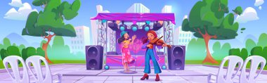 Parkta sahne alan açık hava müzik festivali konseri. Sokak müzisyeni bandosu mikrofon ve keman çalıyor. Şarkıcıyla halka açık bir gösteri. Kutlamada bir kadınla şehir eğlencesi