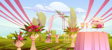 Düğün sahnesi yaz bahçesinde. Zarif pembe kurdelelerle süslenmiş yeşil parkın vektör çizimi, vazolarda çiçekler, romantik kemer, şarap kadehleri ve masada pasta, güneşli mavi gökyüzü.
