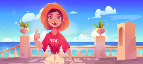 Молодая женщина надевает шляпу на террасу на берегу моря или океана и показывает большой палец вверх жестом. Мультфильм о летнем отпуске с радостно улыбающейся туристкой на балконе или во внутреннем дворике с перилами.
