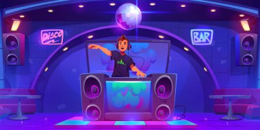 Gece kulübü neon ışıkları, erkek DJ 'in sahne arkasında mikser, hoparlörler ve tavanda disko bar topu, dans pisti, masalar ve ziyaretçiler için koltuklar. Çizgi film gece kulübü partisi..