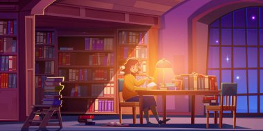 Kitap okuyan ve geceleri halk kütüphanesinde araştırma yapan genç bir kadın. Çizgi roman vektörü bayan öğrenci karanlık kitapçı odasında. İçi lambadan gelen ışıkla dolu. Ahşap masa üzerinde edebiyat yığını var..