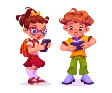 Çocuklar cep telefonuyla oyun oynuyorlar. Sırt çantalı, ayakta duran ve akıllı telefon kullanan kız ve erkek çocuk çizimleri. Dijital aletle gülümseyen sevimli çocuk oyuncu.