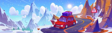 Çatıda bavulu olan kırmızı araba kışın dağlarda tehlikeli virajlı yollar boyunca yol alır. Karikatür çizimi kayalık tepelerin çizimi yılan otobanı, uyarı işareti ve kar altında araç.