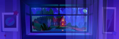 Gece evi manzarası dışında ev penceresi görüntüsü. Akşamları ya da gece yarısı bataklık manzaralı bir bina. Karanlık Cadılar Bayramı panoramik geçmişi için orman kırsalında