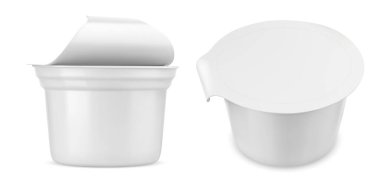 Plastik yoğurt paketi ve 3D açık kupa modeli. Kapaklı gerçekçi süt kreması kabı. Beyaz boş yunan yoğurdu ya da tatlı küveti izole vektör şablonu. Kapalı sütçü kovası paketleme tasarımı