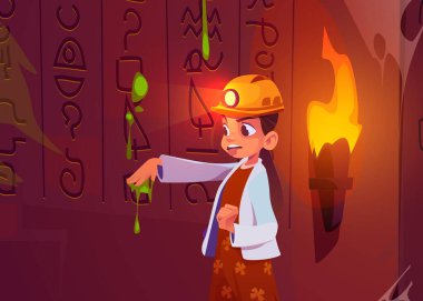 Mısır tapınağındaki kız. Antik Mısır piramit duvarındaki sümük. Kasklı çocuk kirli yeraltı mağarasında tarihi mitoloji yazıtları görüyor. Odada arkeoloji sanat eserleri ve yazılar