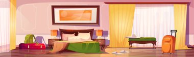 Modern otel odasının içinde çift kişilik yatak odası ve komodinlerde lambalar, perdeleri ve duvarında resmi olan büyük pencereler, valizler ve sırt çantaları içinde turistik valizler, terlikler ve puf üzerinde şapka..
