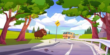 Yaz tatilinde karavan kullanan bir otoban. Virajlı yoldaki aile minibüsünün vektör çizimi, vahşi doğa parkındaki çimlerde otlayan sevimli boğa, yeşil orman ağaçları, mavi güneşli gökyüzündeki bulutlar.