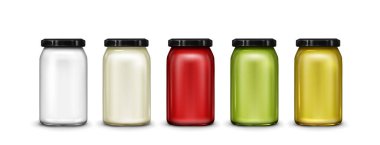 Sos ya da reçel konserveleri için boş renkli şişe maketi. Siyah kapak şablonlu gerçekçi 3d vektör seti. Hardal, mayonez ve diğer markalar için konteyner..