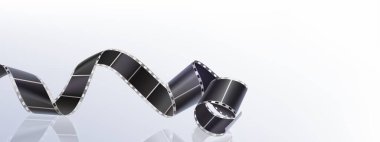 Sinema film şeridi. Kamera kaydı arka planda. 3D negatif fotoğraf makarası tasarımı. Hollywood sinematografi çizgili, yansımalı afiş. Kurdele grafikli gerçekçi boş kaydırma ögesi şablonu