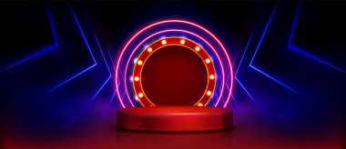 Parlak neon halkalarla aydınlatılmış dairesel kırmızı podyum. Fütürist kumarhane mavisi parlak geometrik çizgiler ve koyu arkaplanda duman. Oyun tanıtımları veya eğlence gösterimleri için silindir platform.
