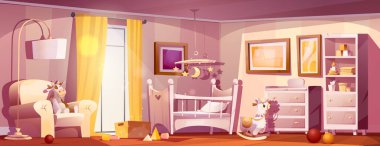 Saf bej bebek odası içi yumuşak sarı perdeleri, dağınık oyuncakları olan ahşap zemin, yıldız hareketli beyaz karyola, yumuşak koltuk, lamba, bebek malzemeleriyle dolu depo dolabı.