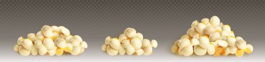 Patlamış mısır yığınları şeffaf arka planda izole edildi. Patlamış mısır tanelerinin tuzlu, peynirli, pastırmalı, tatlı karamel aromalı, sinema eğlencesi için aperatif sunumu
