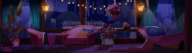 Gece terası bahçe verandası parlayan fenerler ve ip ışıklarıyla aydınlatılmış. Sıcak hamak, kanepe ve dekoratif güllerle romantik bir akşam. Açık hava rahatlama alanının karanlık atmosferi.