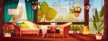 Teras bahçesi, rahat mobilyalar, dekoratif ışıklandırma, saksı bitkileri. Yastıklı kanepe, koltuk, ahşap masa, sicim lambaları olan bir yaz sahnesi. Sıcak ülke açık hava rahatlama alanı.