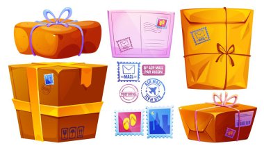 Kahverengi karton paket kutuları, pembe mektup zarfları, uçak posta pulları olan posta seti. İp ve bant ile bağlanmış nakliye paketlerinin koleksiyonu, posta servisi tasarım unsurları için posta işaretleri.